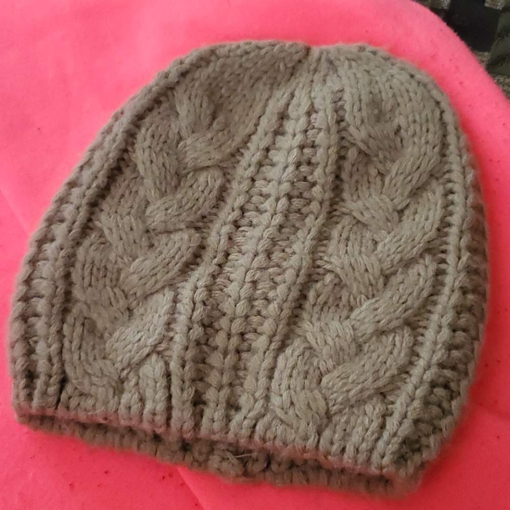 Tan cable knit skull beanie S